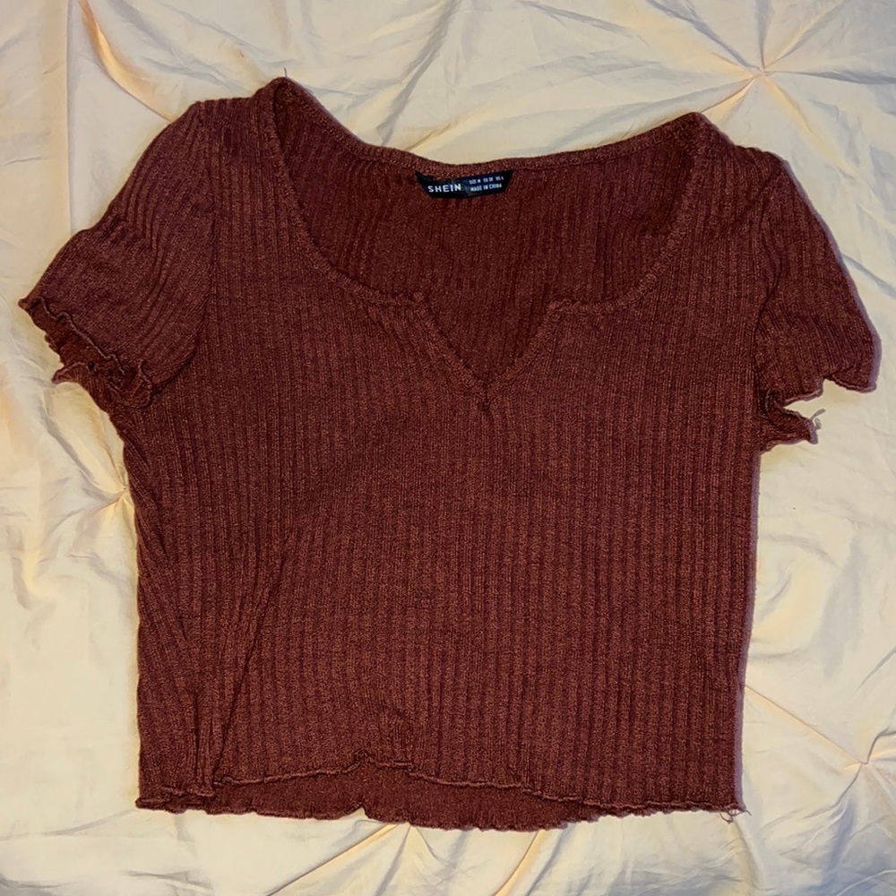 Im selling this crop top because it no longer fits me.